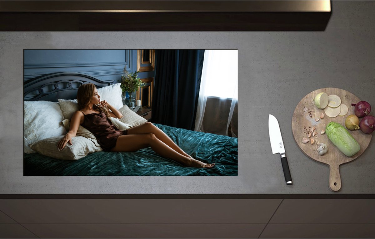 Inductieplaat Beschermer - Chique Vrouw in Satijnen Bruine Jurk op Bed - 85x51 cm - 2 mm Dik - Inductie Beschermer - Bescherming Inductiekookplaat - Kookplaat Beschermer van Zwart Vinyl