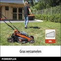 Oranje en zwarte accugrasmaaier met 30L grasopvangbak, gezien vanuit de achterkant terwijl een vrouw de bak draagt.