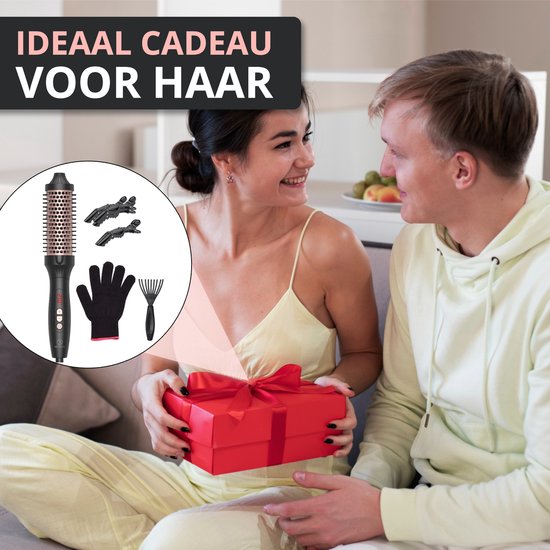 Koppel kijkt naar elkaar, de vrouw geeft een rode cadeauverpakking. Links een detail van de warme luchtborstel en accessoires.