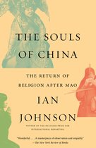 Boekcover: 'The Souls of China: The Return of Religion After Mao' door Ian Johnson, met een afbeelding van een Chinees operagezicht en personen die bidden en een snaarinstrument bespelen.