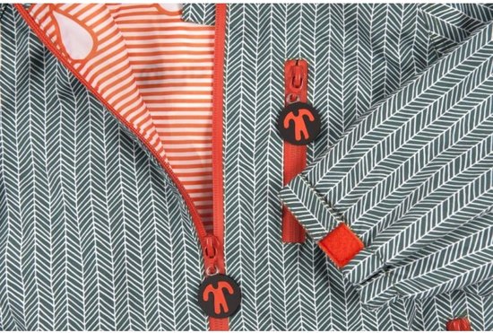 Detail van groen regenpak met visgraatpatroon, oranje ritsen en oranje gestreepte voering.