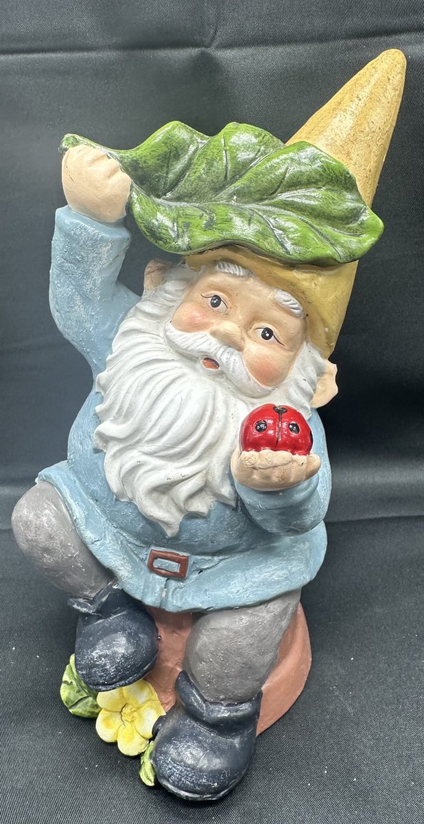 Decoratief polyresin beeld ''Kabouter op bloempot "- meerkleurig - hoogte 20 x 10 x 10 cm - Woonaccessoires - Tuinaccessoires - Decoratieve beelden