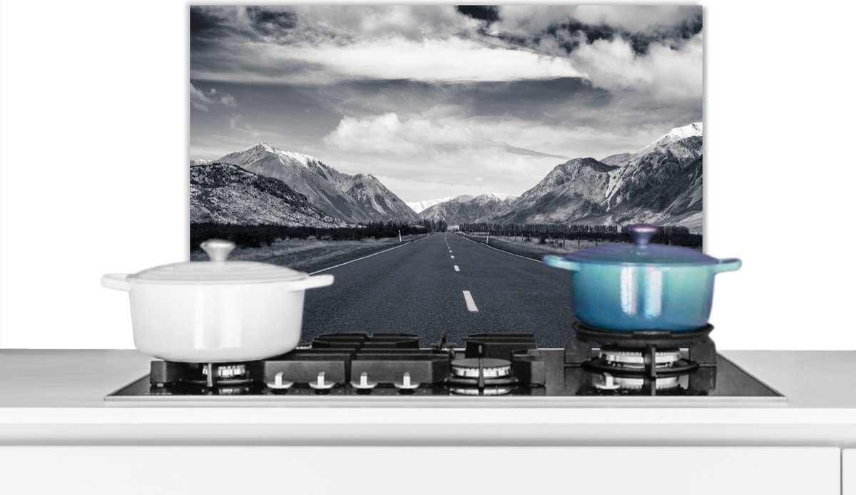 KitchenYeah - Spatscherm - Natuur - Bergen - Weg - Lucht - Zwart wit - 70x50 cm - Muurbeschermer