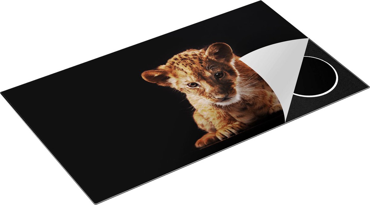 Chefcare Inductie Beschermer Leeuwen Welp op het Zwart - Baby Leeuw - 90x52 cm - Afdekplaat Inductie - Kookplaat Beschermer - Inductie Mat