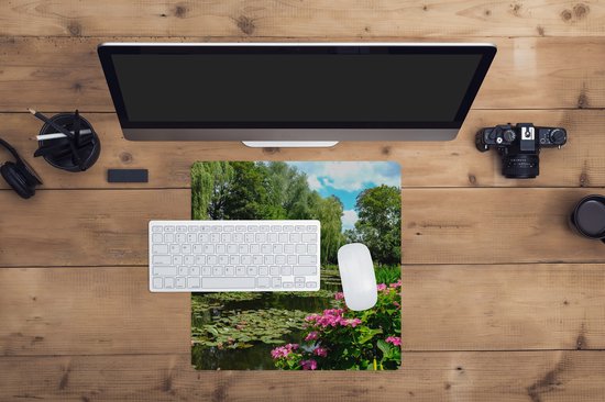 Muismat XXL 40x40 cm - Bureau onderlegger - Bureau mat Zomerdag met waterlelies in het water in Monet's tuin in Frankrijk - Bureaumat - Gaming mousepad xl - Bureaulegger groot - Computer deskmat