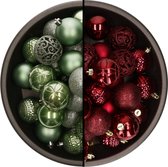 Bellatio Decorations Kerstballen mix - 74-delig - donkerrood en salie groen - 6 cm - kunststof