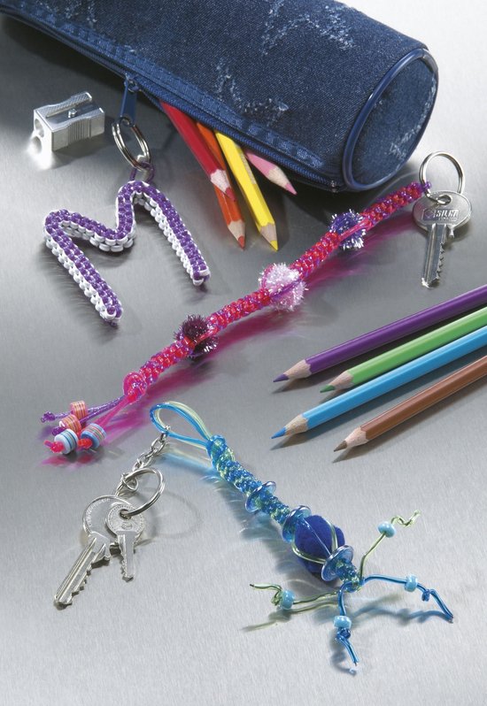 Sleutelhangers en potlood gemaakt van veelkleurige Filofun-draden, met potloden en een etui.