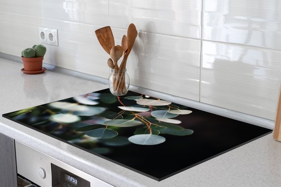 KitchenYeah® Inductie beschermer 76x51.5 cm - Eucalyptus bladeren aan takken - Kookplaataccessoires - Afdekplaat voor kookplaat - Inductiebeschermer - Inductiemat - Inductieplaat mat