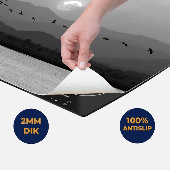 Chefcare Inductie Beschermer Silhouet van Zwerm Vogels bij Zonsondergang - Zwart Wit - 70x55 cm - Afdekplaat Inductie - Kookplaat Beschermer - Inductie Mat