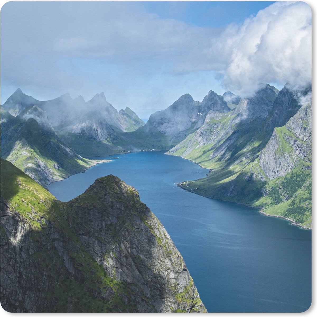 Muismat XXL 50x50 cm - Bureau onderlegger - Bureau mat Uitzicht over fjorden in Noorwegen - Bureaumat - Gaming mousepad xl - Bureaulegger groot - Computer deskmat
