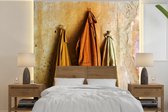Papier peint photo peint photo vinyle - Vestes sur un mur jaune ocre largeur 240 cm x hauteur 240 cm - Tirage photo sur papier peint (disponible en 7 tailles)