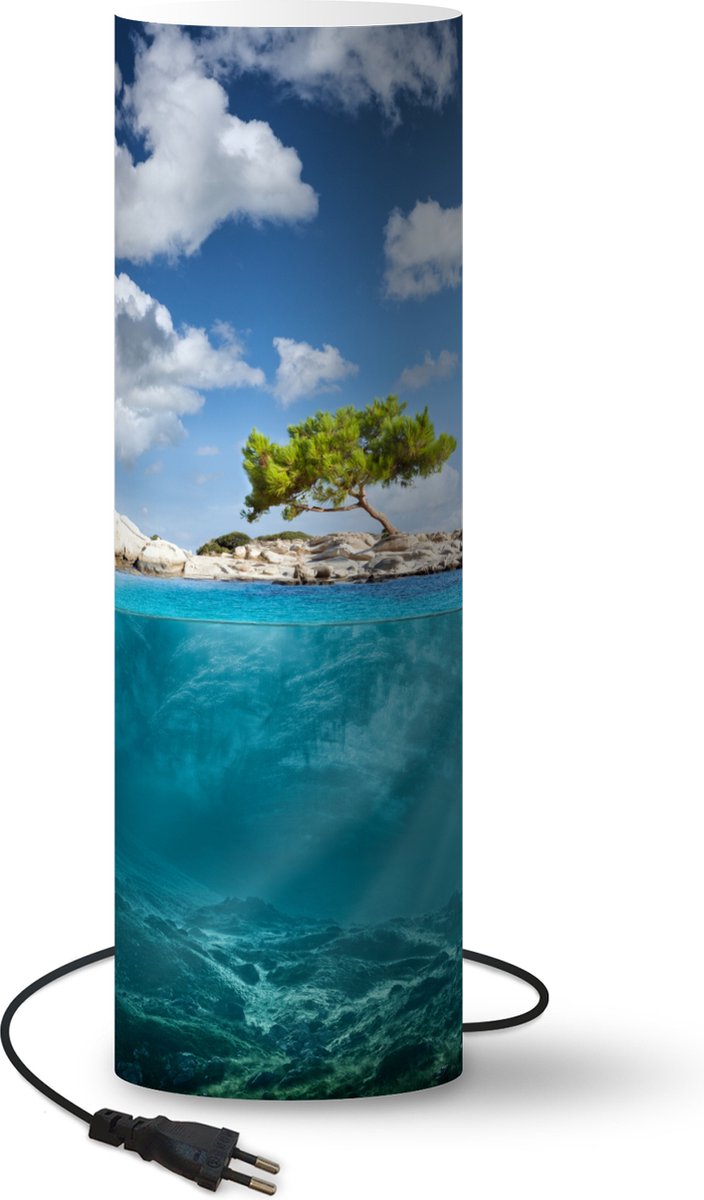 Lamp - Nachtlampje - Tafellamp slaapkamer - Oceaan - Boom - Eiland - 70 cm hoog - Ø22.3 cm - Inclusief LED lamp