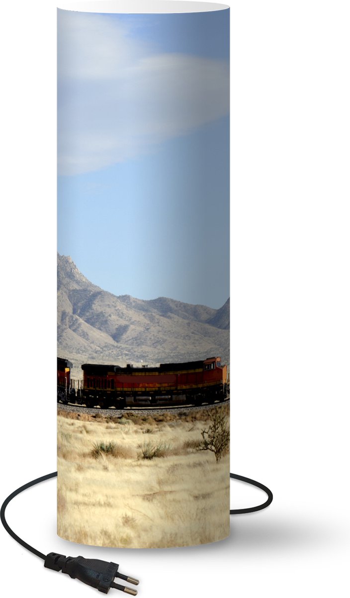 Lamp - Nachtlampje - Tafellamp slaapkamer - Een rode trein in de woestijn - 50 cm hoog - Ø15.9 cm - Inclusief LED lamp