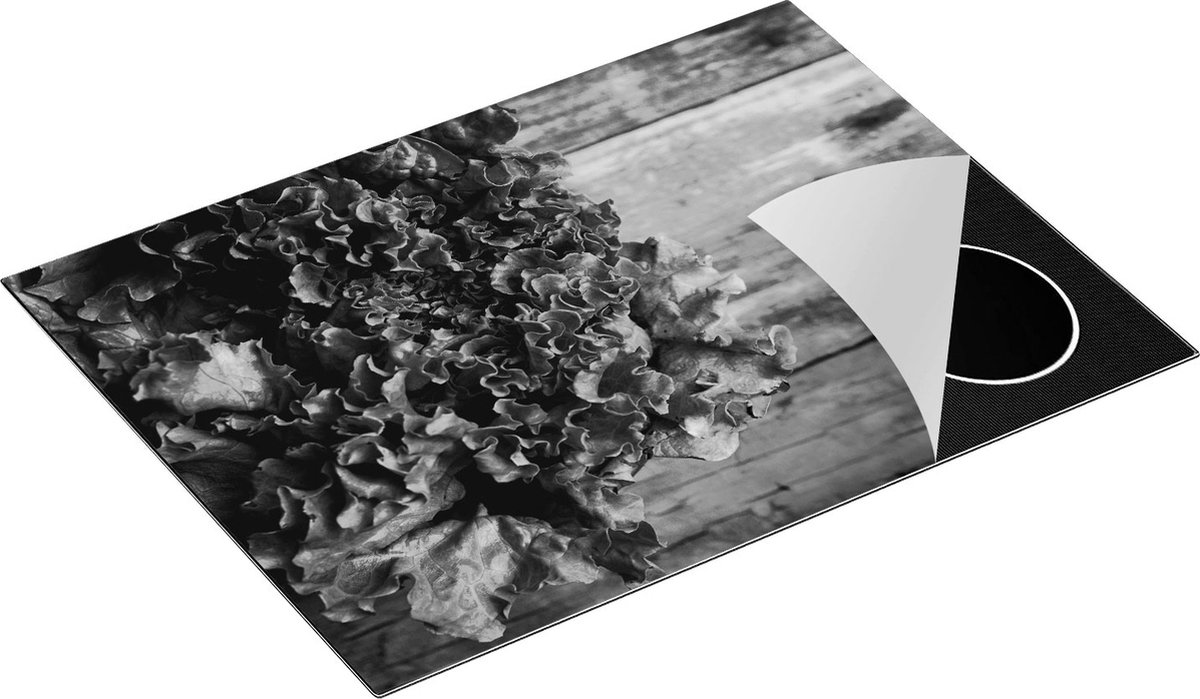 Chefcare Inductie Beschermer Groene Sla op een Houten Achtergrond - Zwart Wit - 71x52 cm - Afdekplaat Inductie - Kookplaat Beschermer - Inductie Mat