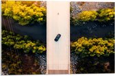 WallClassics - Acrylglas - Auto op Houten Brug boven Rivier - 75x50 cm Foto op Acrylglas (Wanddecoratie op Acrylaat)