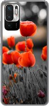 Geschikt voor Xiaomi Redmi Note 10 5G hoesje - Rode Klaprozen tegen zwarte met witte achtergrond - Siliconen Telefoonhoesje