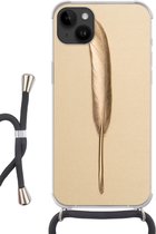 Geschikt voorApple Iphone 14 Plus - Crossbody Case - Goud geverfde veer op een gouden achtergrond - Siliconen - Crossbody - Backcover met Koord - Telefoonhoesje met koord - Hoesje met touw