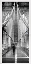 Deursticker Brooklyn brug tijdens de regen in zwart-wit - 80x205 cm - Deurposter