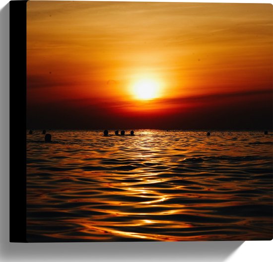 WallClassics - Canvas  - Zwemmende Mensen in Zee bij Ondergaande Zon - 30x30 cm Foto op Canvas Schilderij (Wanddecoratie op Canvas)