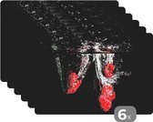 Placemat - Placemats kunststof - Frambozen - Fruit - Stilleven - Water - Zwart - Rood - 45x30 cm - 6 stuks - Hittebestendig - Anti-Slip - Onderlegger - Afneembaar
