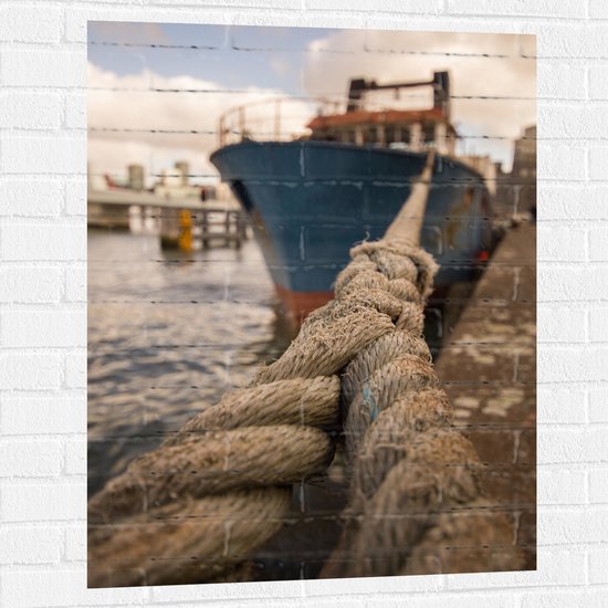 WallClassics - Muursticker - Dik Touw aan Vrachtschip in de Haven - 75x100 cm Foto op Muursticker