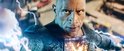 Close-up van Dwayne Johnson in een zwart pak met gouden bliksem, met lichtblauwe energie die om hem heen flitst.