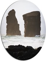 WallClassics - Dibond Ovaal - Grote Rotsen in Water - 60x80 cm Foto op Ovaal (Met Ophangsysteem)
