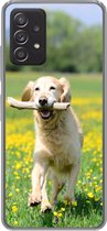 Geschikt voor Samsung Galaxy A33 5G hoesje - Golden Retriever met een tak in de mond tussen de gele bloemen - Siliconen Telefoonhoesje