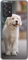 Geschikt voor Samsung Galaxy A53 5G hoesje - Een Golden Retriever puppy lopend op de stoep - Siliconen Telefoonhoesje