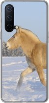 Geschikt voor OnePlus Nord CE 5G hoesje - Dravend fjord paard in de sneeuw - Siliconen Telefoonhoesje