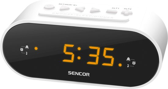Witte Sencor wekkerradio met een zwart display waarop in oranje 5:35 wordt weergegeven en knoppen voor instellingen bovenop.