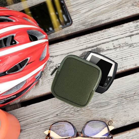 Een donkergroen hoesje met display op een houten ondergrond, naast een rode fietshelm en bril.