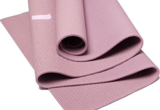 Gevouwen lavendelpaarse yogamat met een witte gestreepte print.