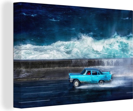 Canvas Schilderij Oldtimer - Cuba - Cadillac - Blauwe auto rijdt langs zee - 90x60 cm - Wanddecoratie