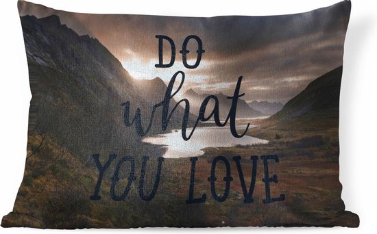 Sierkussens - Kussen - Quote 'Do what you love' in de Scandinavische stijl tegen een achtergrond met bergen - 50x30 cm - Kussen van katoen
