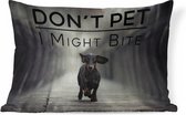 Sierkussen - Honden Quote 'don't Pet, I Might Bite' Op Een Achtergrond Met En Rennende Teckel