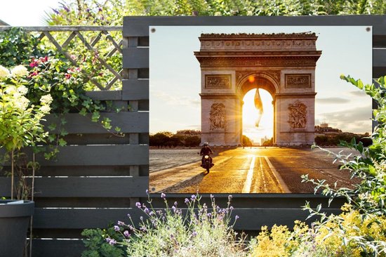 Le soleil éclatant qui brille à travers l'Arc de Triomphe sur une place calme en France Affiche de jardin 160x120 cm - Toile de jardin / Toile d'extérieur / Peintures d'extérieur (décoration de jardin) XXL / Groot format!