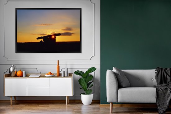 Photo en cadre - Un coucher de soleil sur un cadre photo hunebed noir 120x80 cm - Affiche sous cadre (Décoration murale salon / chambre)
