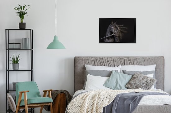 Photo encadrée - Portrait d'un cheval à la longue crinière sur fond noir Cadre photo noir sans passe-partout 60x40 cm - Affiche encadrée (Décoration murale salon / chambre)