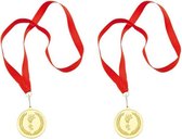 4x stuks sportprijzen - Gouden medailles eerste prijs aan rood lint