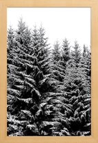 JUNIQE - Poster in houten lijst Besneeuwde kerstbomen -40x60 /Grijs &