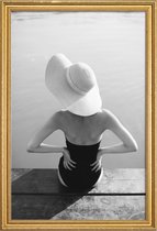 JUNIQE - Poster met houten lijst Beach Girl -40x60 /Grijs & Wit