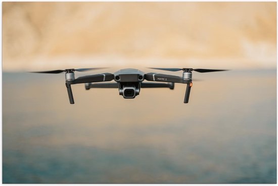 Poster – Zwevende Drone boven het Water - 150x100cm Foto op Posterpapier