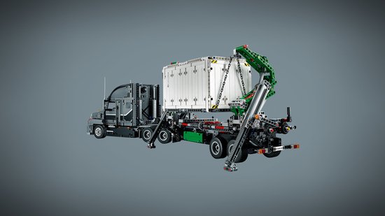Grijze LEGO Technic Mack Anthem truck met witte container en groene kraan, op grijze achtergrond.