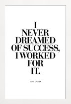 JUNIQE - Poster met houten lijst Dreamed Of Success - Citaat van Estée
