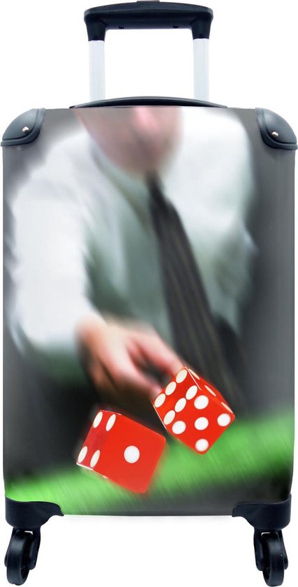 Pokerspel Met Vijf Soorten Combinatie. Chips En Kaarten Op De Rode Tafel. Succesvol Winnen Stock