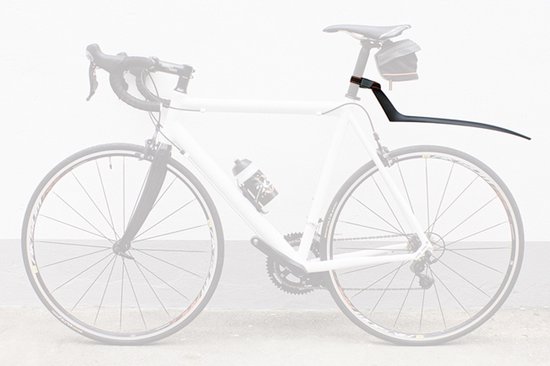 Zwart SKS S-BLADE fietsspatbord gemonteerd op een witte racefiets, zicht op het achterwiel.