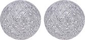Set van 2x stuks verlichte decoratie bollen metallic zilver 20 cm met 20 warm witte lampjes - Verlichte figuren/kerstverlichting
