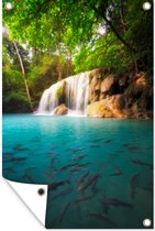 Tuinposter - Tuindoek - Tuinposters buiten - Vissen in het water bij het Nationaal park Erawan met uitzicht op een waterval in Thailand - 80x120 cm - Tuin