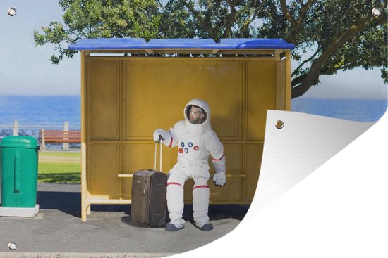 Tuinposter - Tuindoek - Tuinposters buiten - Komische astronaut in een bushokje - 120x80 cm - Tuin